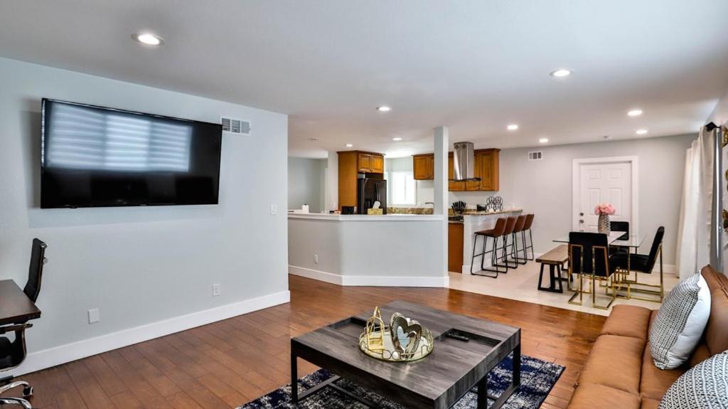 H&H Modern Lux 4Bd 1 King Suite 3 Queen Socal Disney Уестминстър Екстериор снимка
