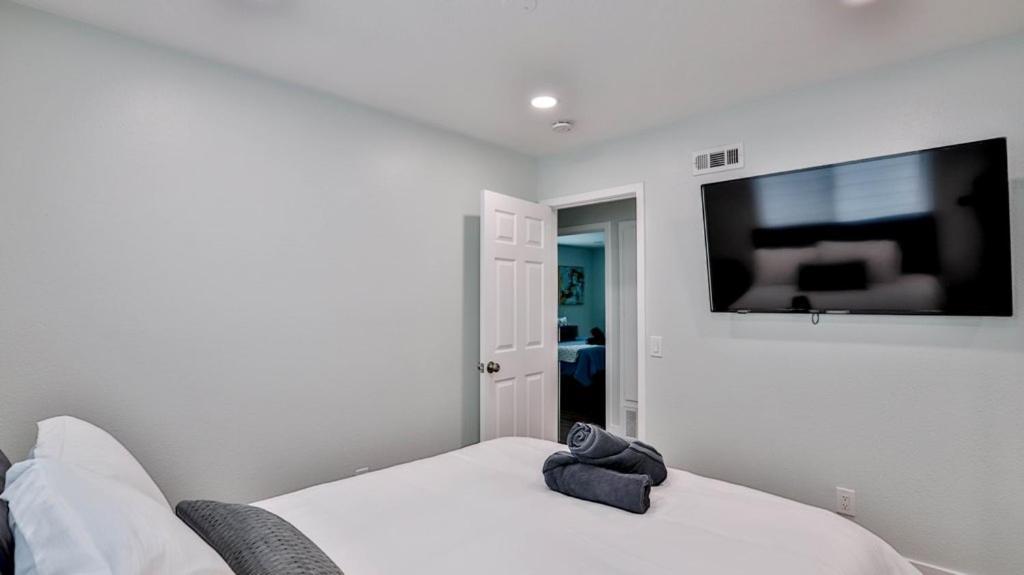 H&H Modern Lux 4Bd 1 King Suite 3 Queen Socal Disney Уестминстър Екстериор снимка