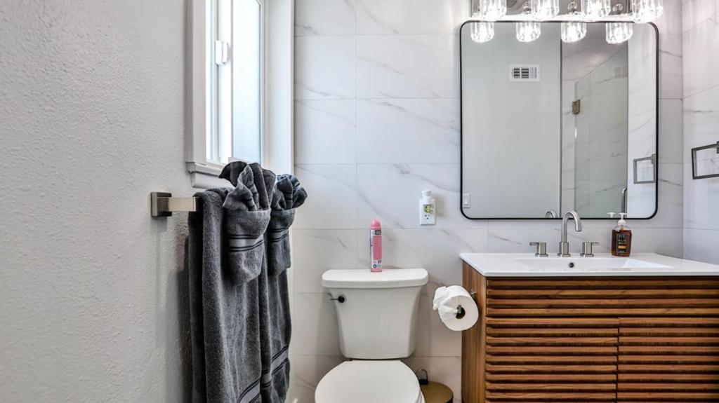 H&H Modern Lux 4Bd 1 King Suite 3 Queen Socal Disney Уестминстър Екстериор снимка