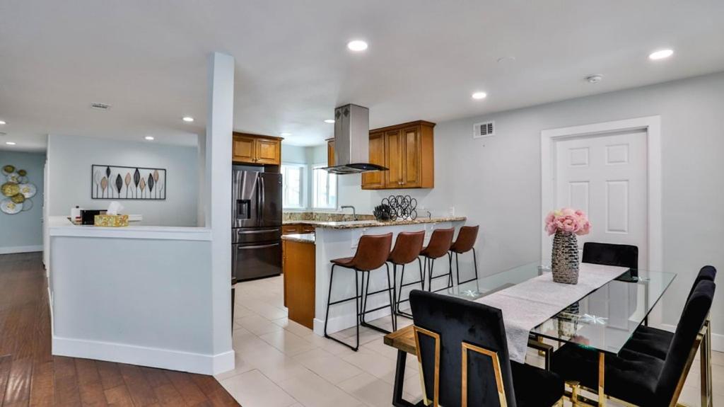 H&H Modern Lux 4Bd 1 King Suite 3 Queen Socal Disney Уестминстър Екстериор снимка