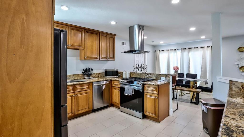 H&H Modern Lux 4Bd 1 King Suite 3 Queen Socal Disney Уестминстър Екстериор снимка