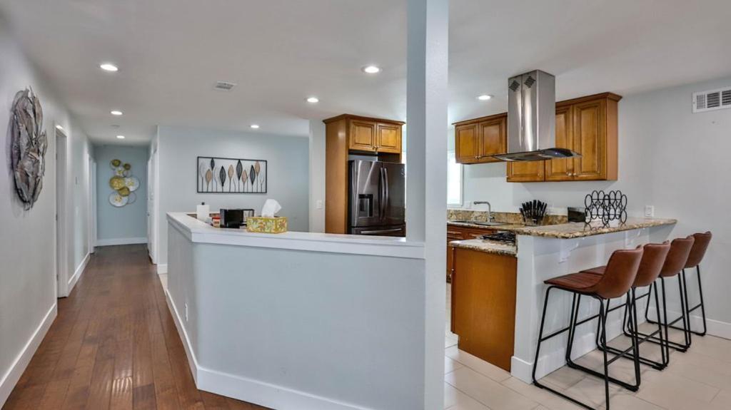 H&H Modern Lux 4Bd 1 King Suite 3 Queen Socal Disney Уестминстър Екстериор снимка