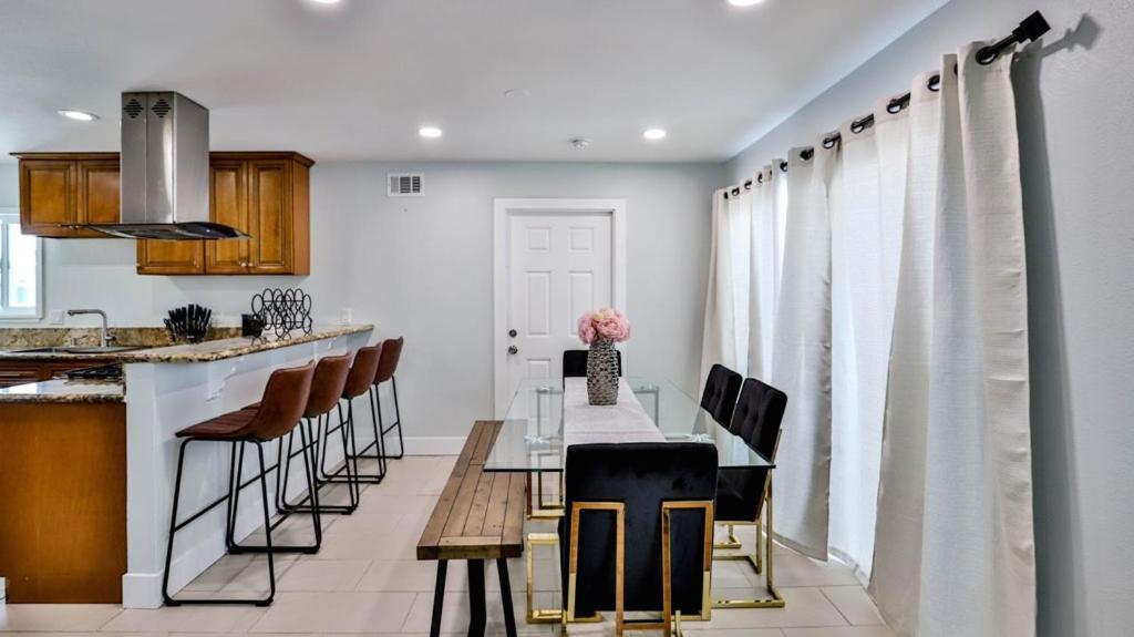 H&H Modern Lux 4Bd 1 King Suite 3 Queen Socal Disney Уестминстър Екстериор снимка